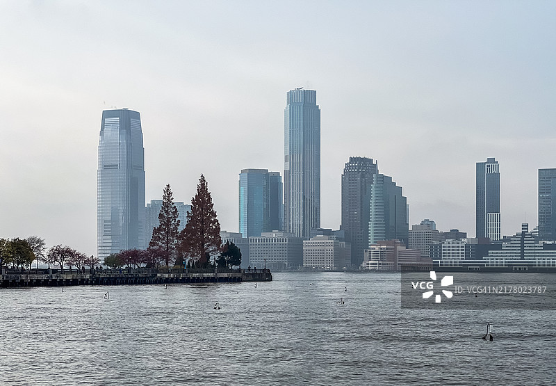 哈德逊河与泽西市天际线图片素材
