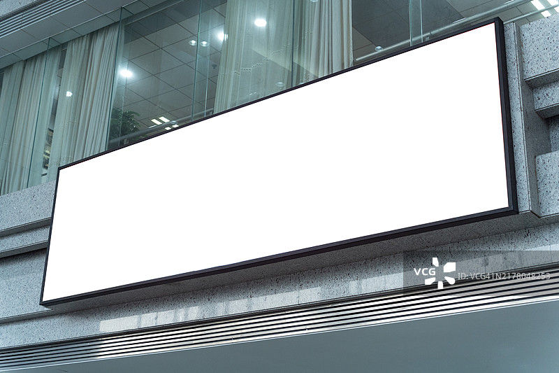 办公楼大厅内的空白广告牌图片素材