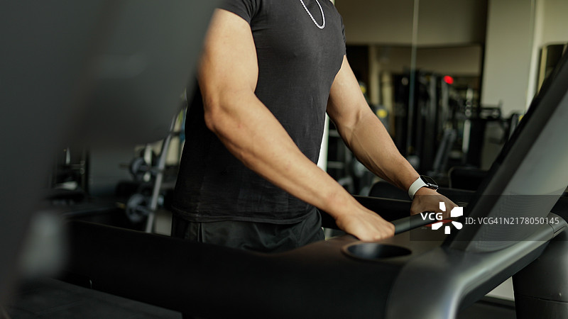 男人在跑步机上慢走图片素材