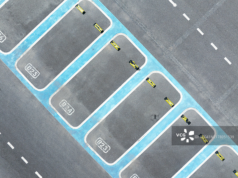 空荡荡的停车场图片素材