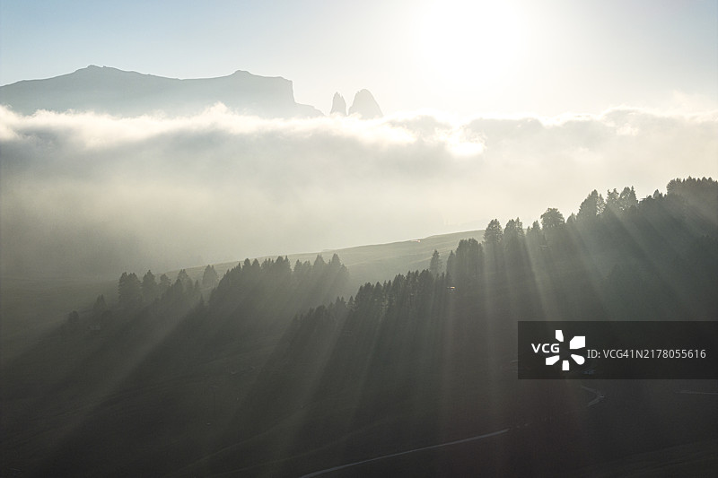 Seiser Alm秋季森林上空的雾蒙蒙日落图片素材