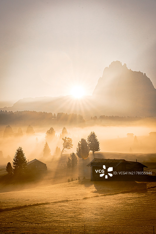 温暖秋日下锡瑟阿尔姆高原图片素材