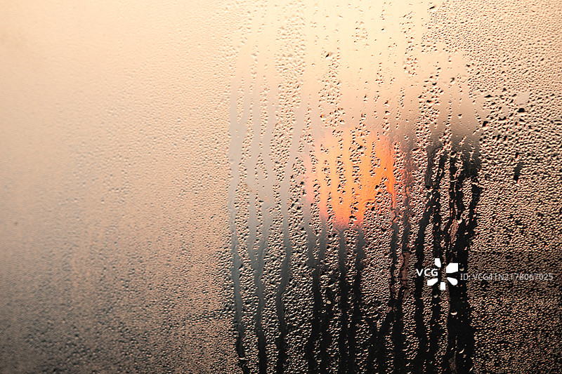 湿润窗户的阳光照射景观图片素材