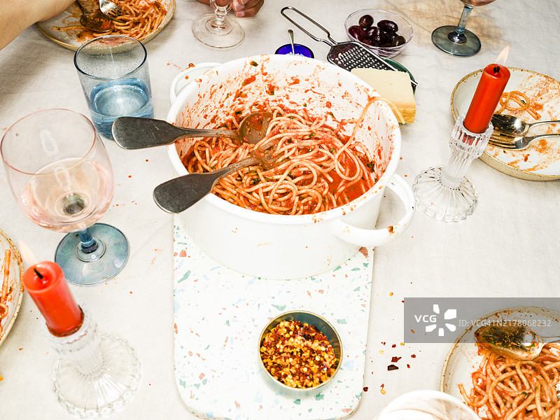 餐桌上的意面晚餐、蜡烛和玫瑰酒静物图片素材