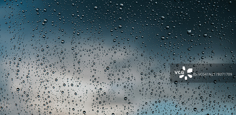 雨滴在窗格上反射阴天天空的抽象背景图像图片素材