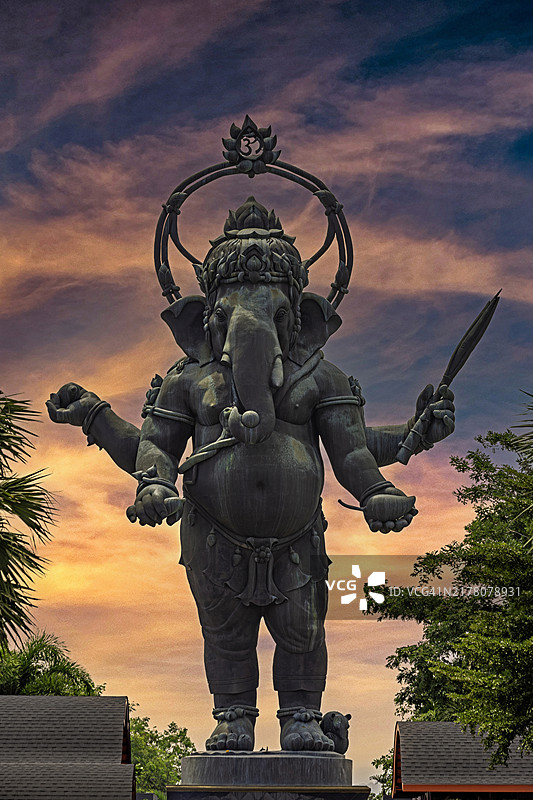暮光下的象头神甘尼什雕像图片素材