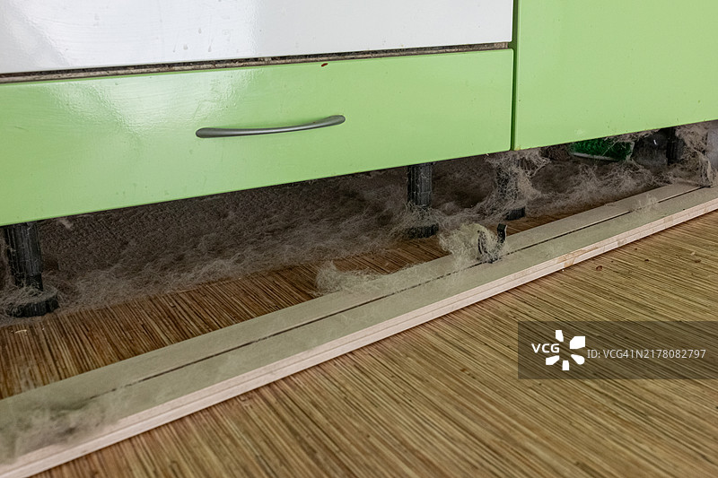 橱柜下的隐藏尘螨滋生地图片素材