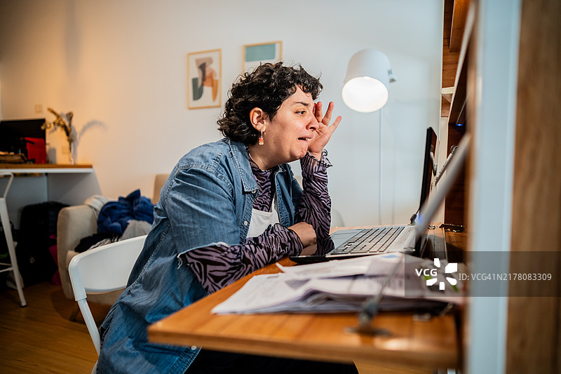 失望的中年女性在家中分析家庭财务图片素材