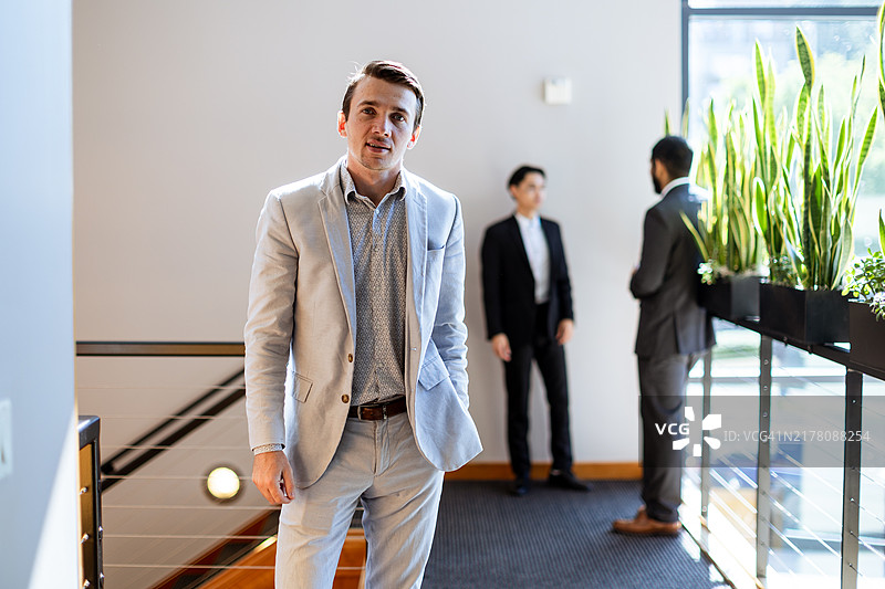 商务团队领导CEO与同事合影图片素材