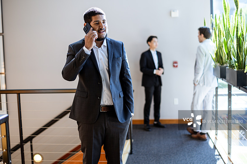 拉丁裔商务团队领导CEO与同事的合影图片素材