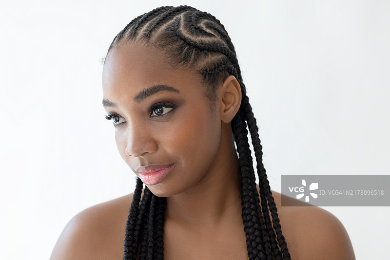 非洲妇女正在看别处图片素材