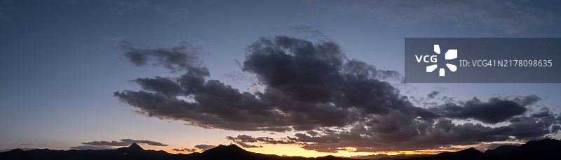 暮色中的乌云图片素材