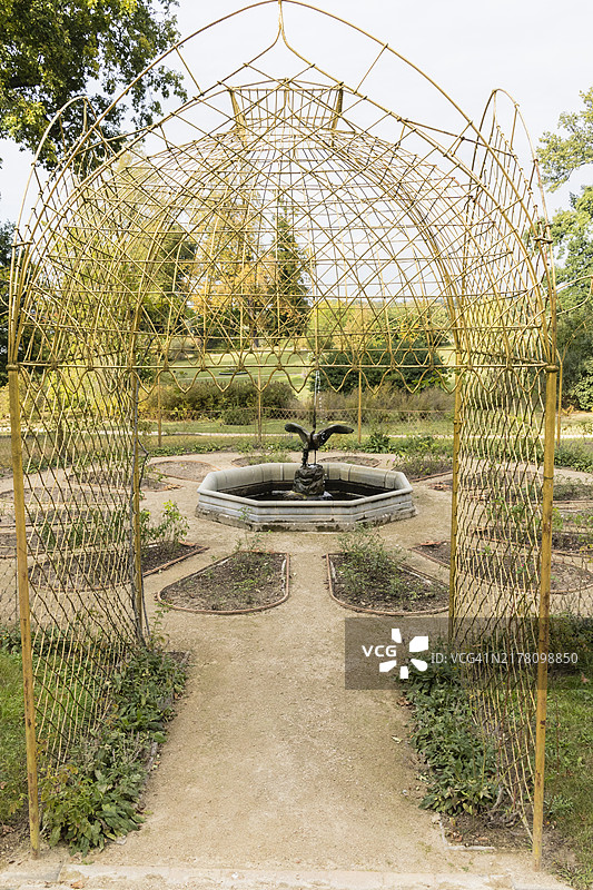 德国波茨坦巴贝尔斯贝格公园的秋日景色图片素材