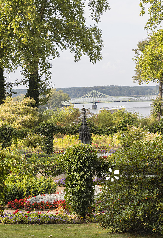 德国波茨坦巴贝尔斯贝格公园的秋日景色图片素材