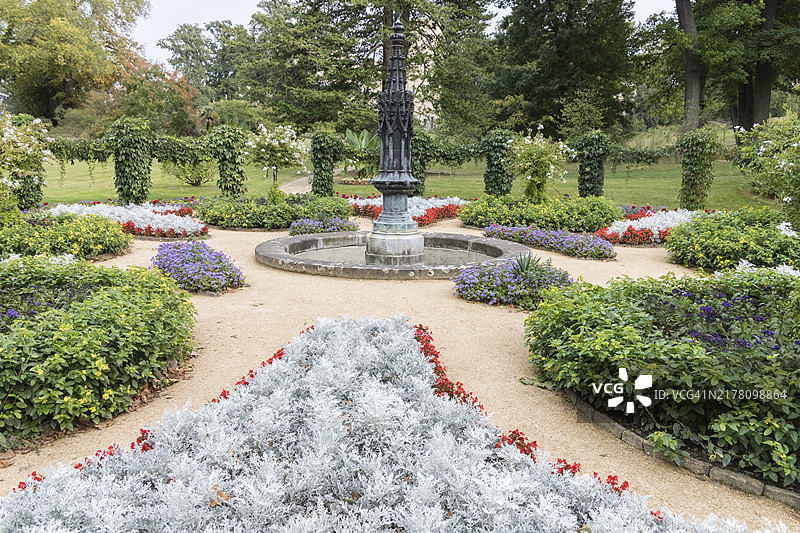 德国波茨坦巴贝尔斯贝格公园的秋日景色图片素材