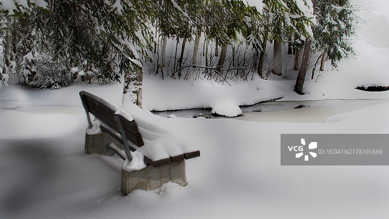 请在冬季仙境中就座图片素材
