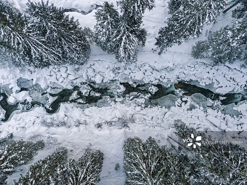 奥地利萨尔茨堡州克里姆尔瀑布附近的冬季森林和山河航拍俯视图图片素材