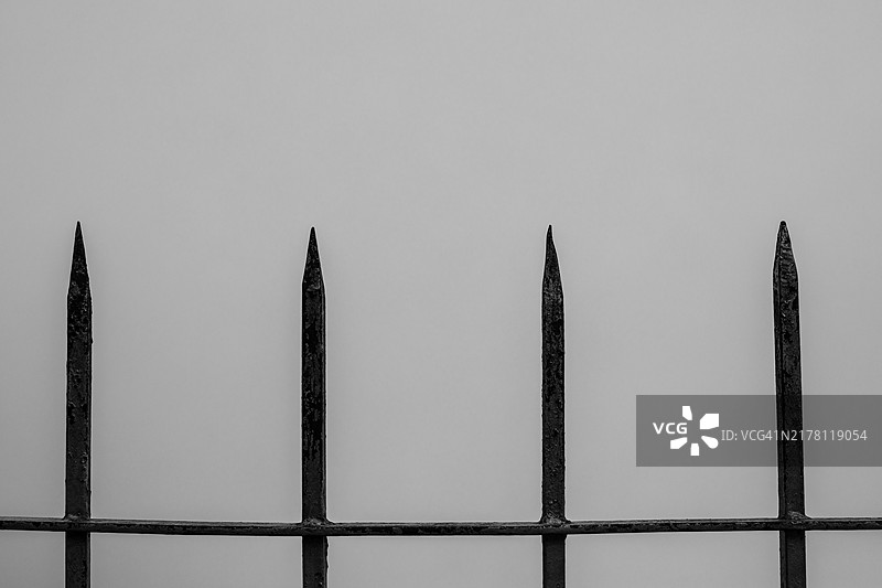 带刺的金属围栏图片素材