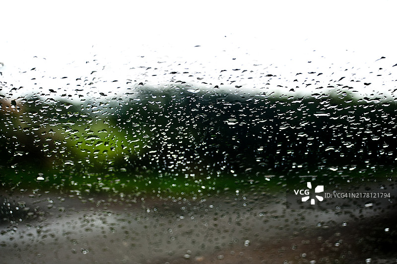 法国乡村汽车挡风玻璃上的雨滴图片素材
