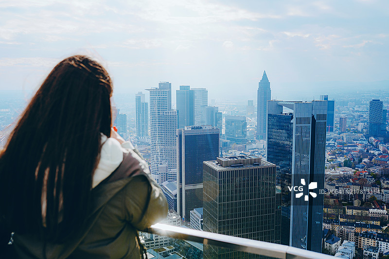 观景台上的女士欣赏法兰克福天际线图片素材