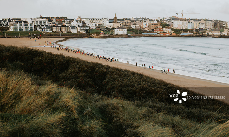 海滩跑步活动中的跑步者图片素材