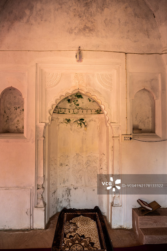 孟加拉国卡哈罗尔纳亚巴德清真寺内的米哈拉布，饰有精致的花卉图案图片素材
