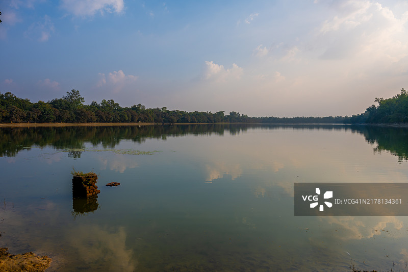 孟加拉国迪纳杰布尔塔吉普尔的拉姆萨加尔湖宁静的倒影图片素材