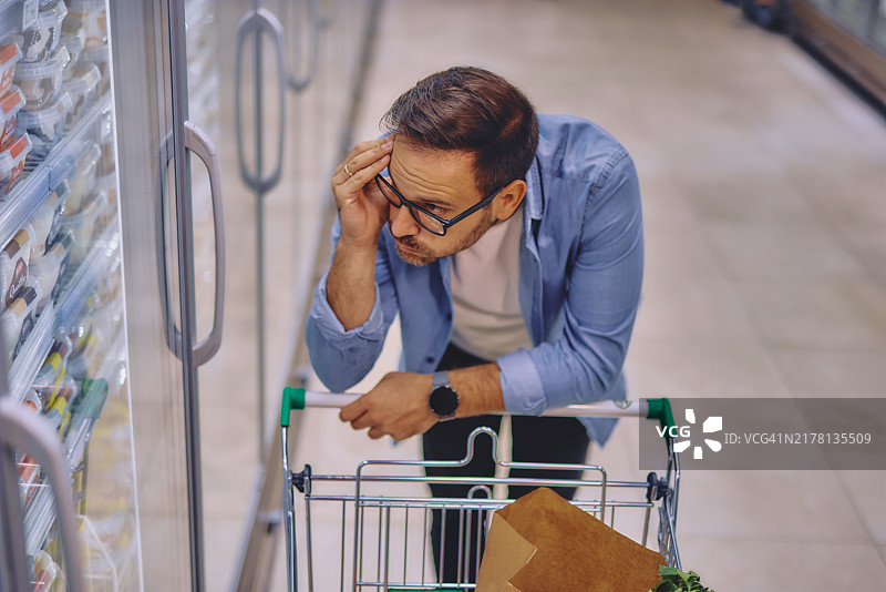 在杂货超市里感到震惊图片素材