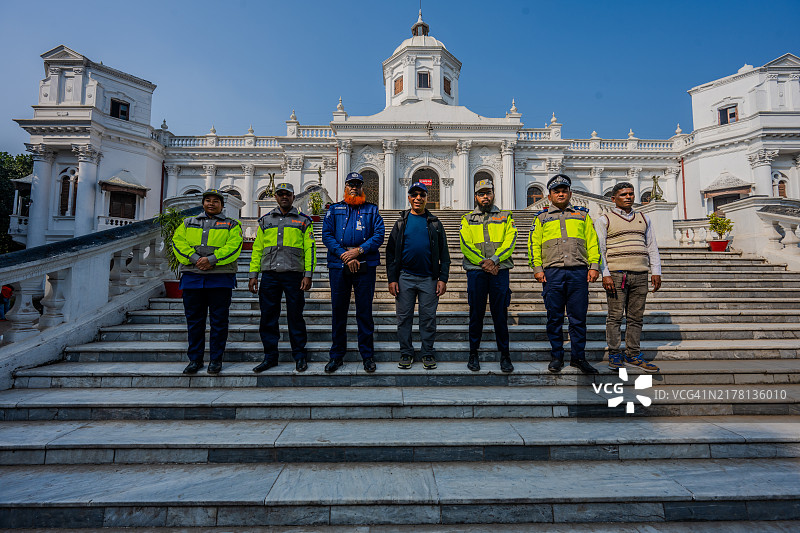 在孟加拉国朗布尔的塔吉哈特宫，游客与旅游警察合影图片素材