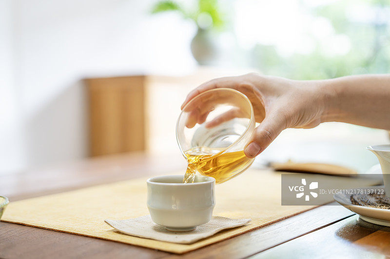 亚洲女性在茶室表演茶道的特写镜头图片素材