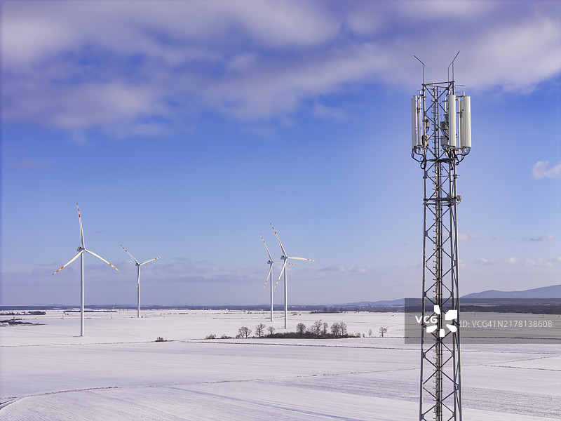 乡村中的通信塔和发电风力涡轮机图片素材