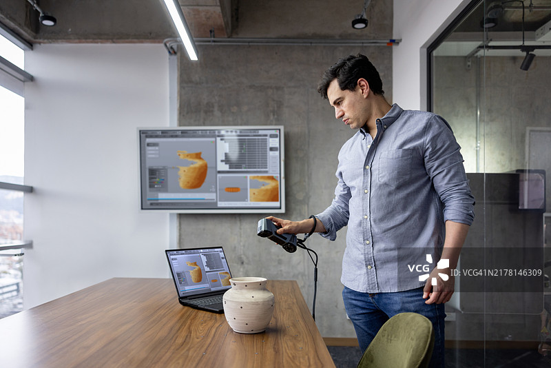 工程师在科技实验室扫描3D模型图片素材