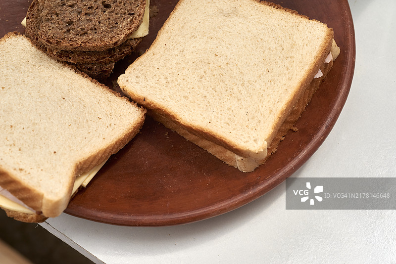 白色和棕色面包三明治图片素材