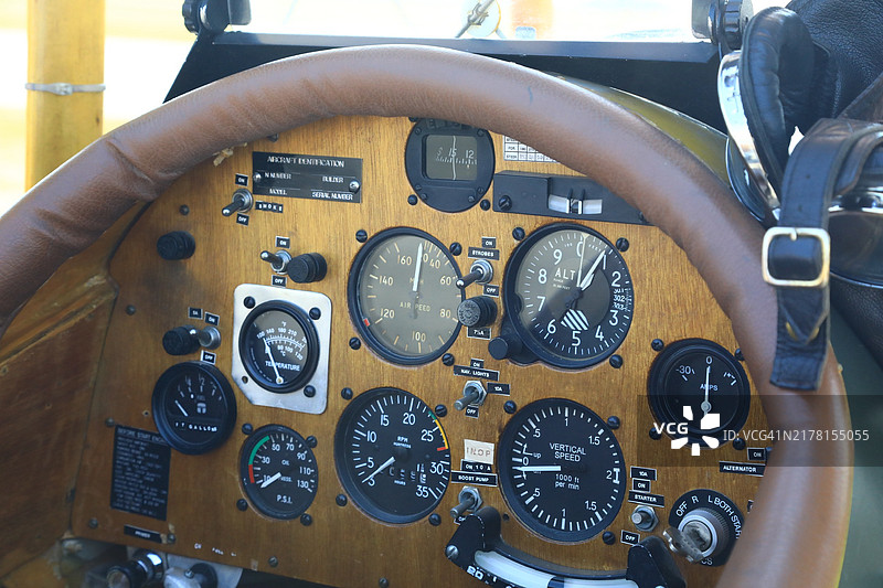 飞机驾驶舱飞行员视角图片素材