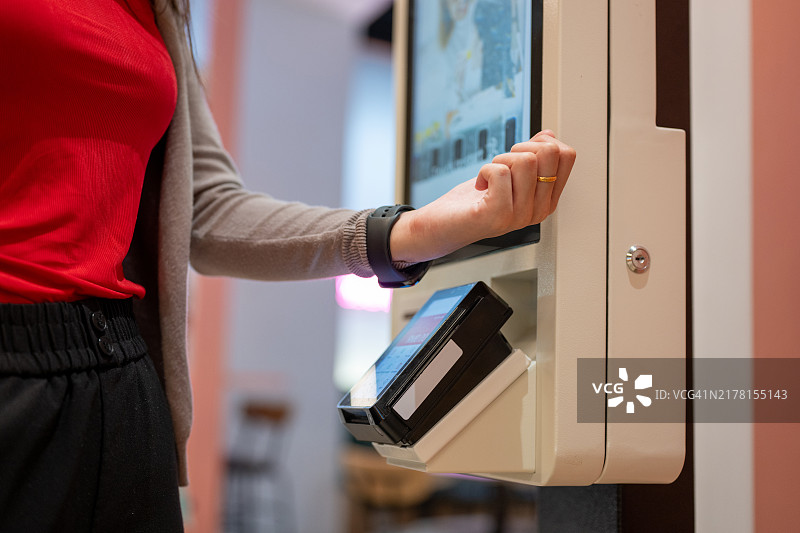 顾客使用智能手表付款图片素材