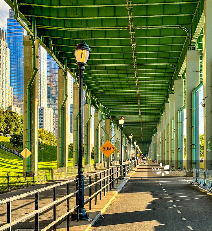 纽约市上西区高架西区高速公路下方的自行车道图片素材