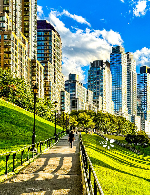 人们在纽约上西区公寓楼附近跑步和遛狗图片素材