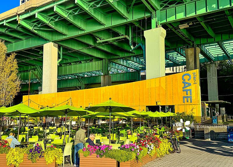 纽约市上西区西区高速公路下咖啡馆的食客图片素材