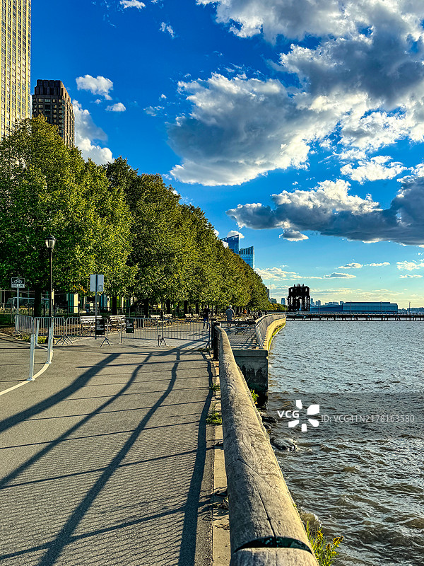 人们在纽约市上西区河边小路上行走图片素材