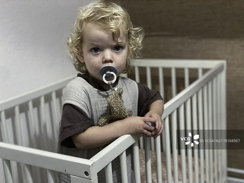 幼儿男孩醒来图片素材