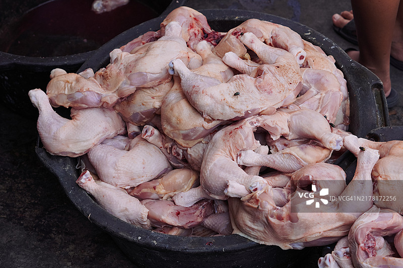 肉铺柜台一堆生鸡腿和鸡大腿图片素材