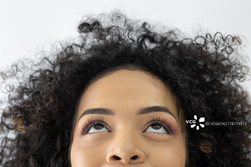 卷发女人抬头向上看图片素材