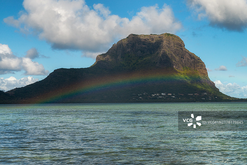 毛里求斯莫纳山与彩虹图片素材