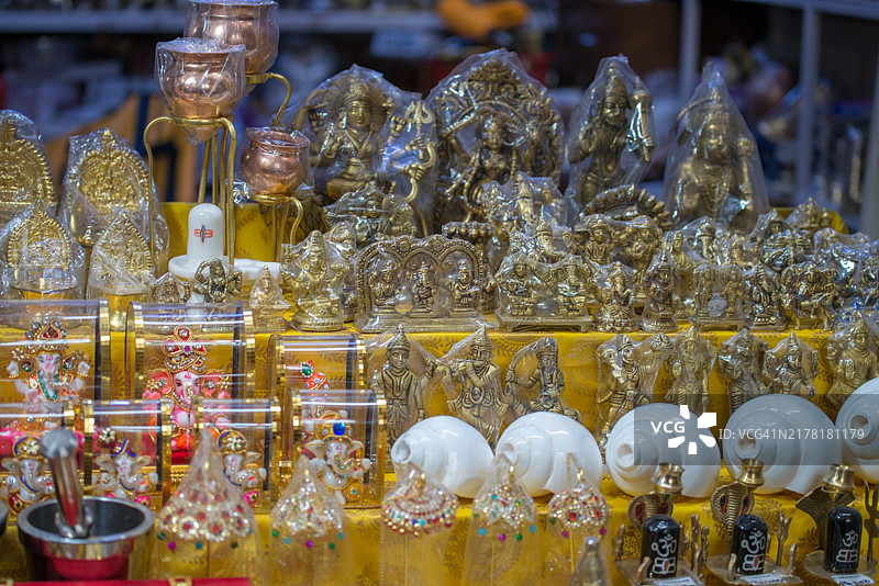 路易港中央市场上的宗教纪念品，毛里求斯图片素材