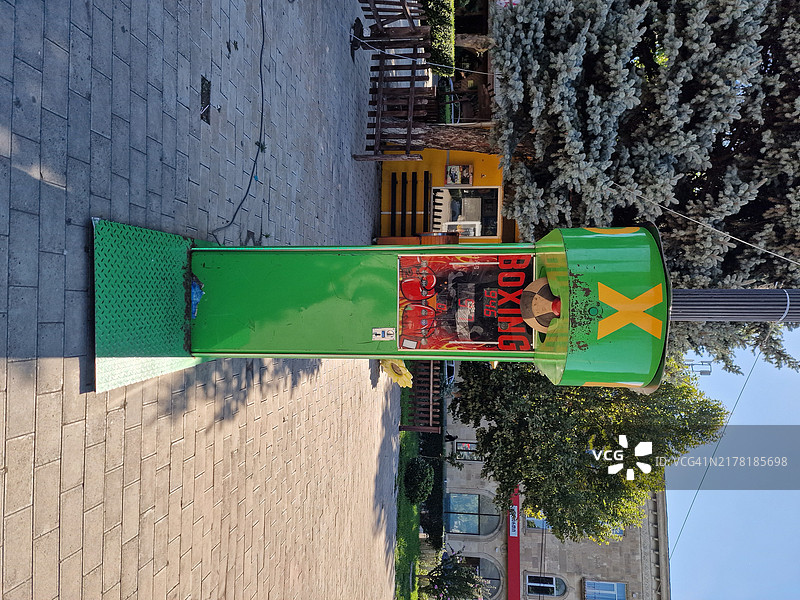 戈里街头的拳击球图片素材