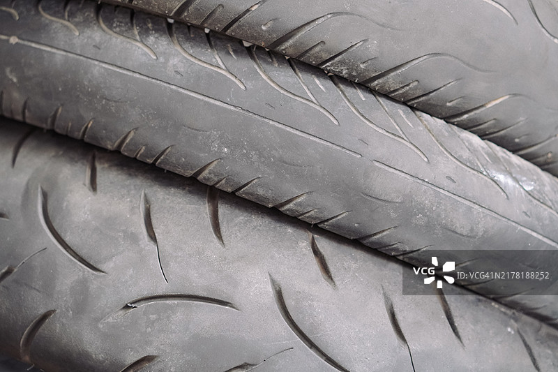 垃圾场中的旧轮胎图片素材