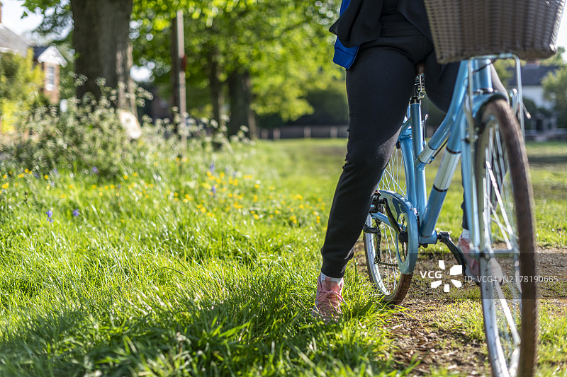 公园骑行图片素材