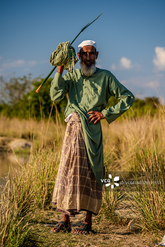 在西拉杰的戈瓦因哈特，手持钓竿的老人图片素材