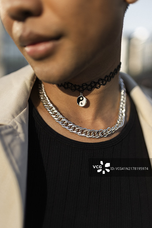 佩戴阴阳符号项链的男子半身像图片素材