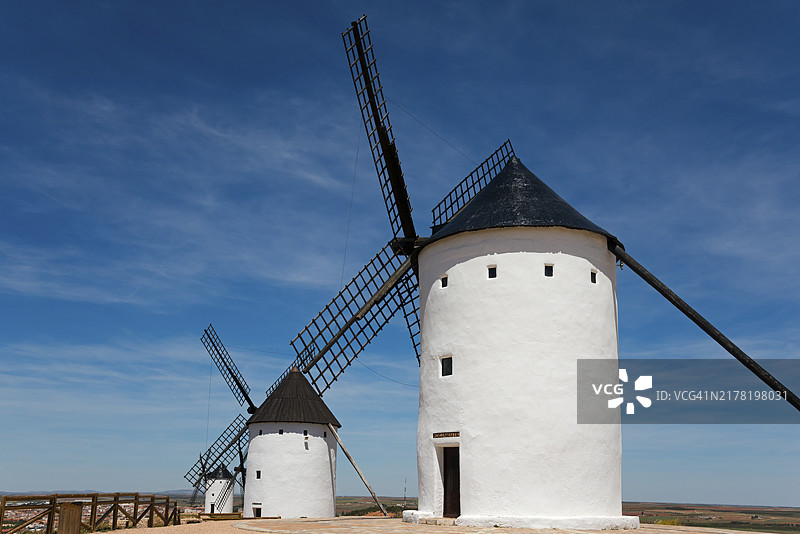 晴朗的乡村风景：蓝色天空下的白色风车，西班牙阿尔卡萨尔德圣胡安图片素材